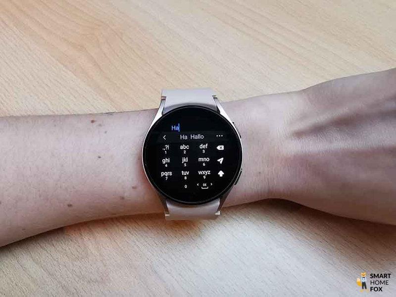 Man sieht die Antwortfunktion auf der Samsung Galaxy Watch 4.